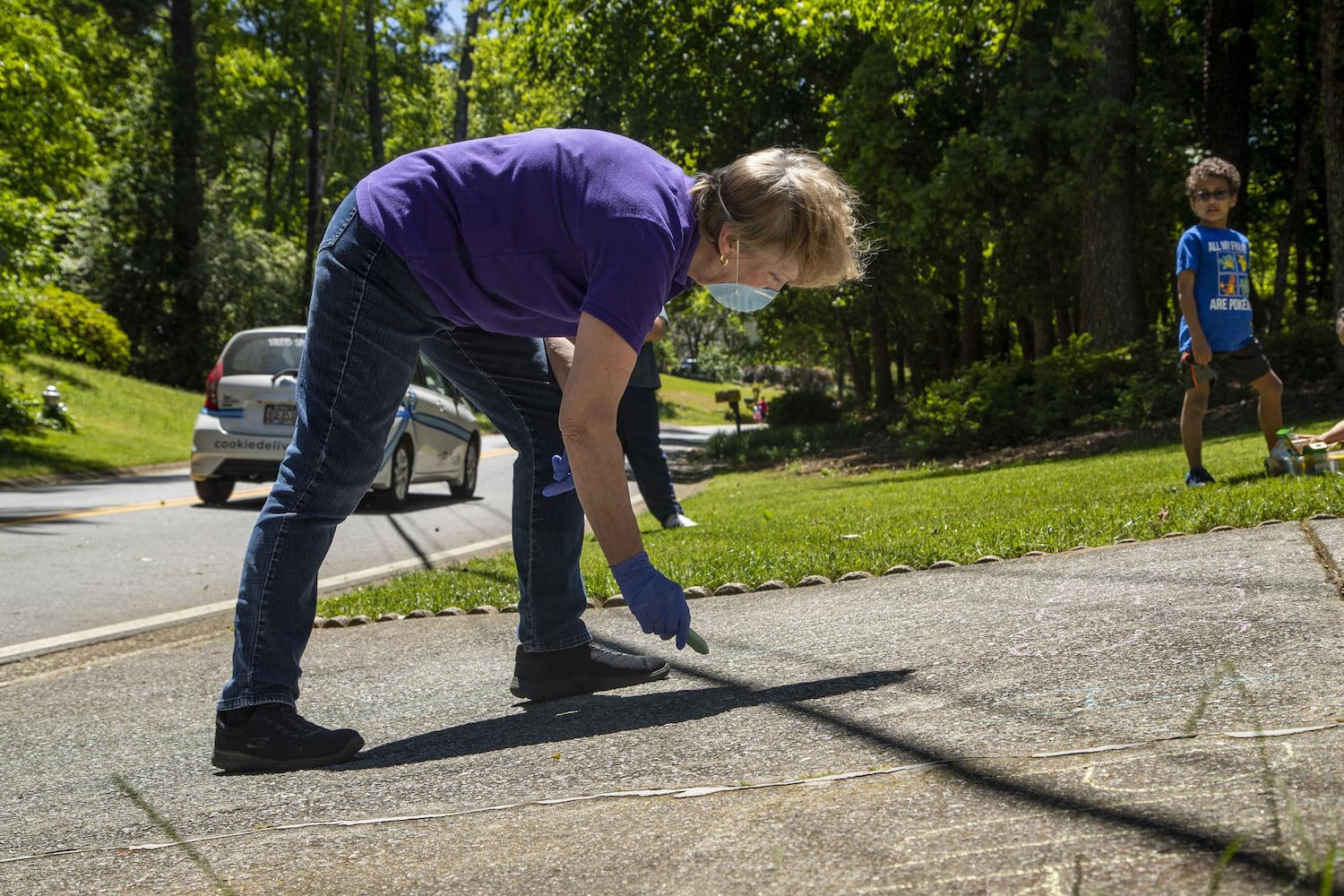 Teacher makes Gwinnett driveway a chalkboard for lessons in caring