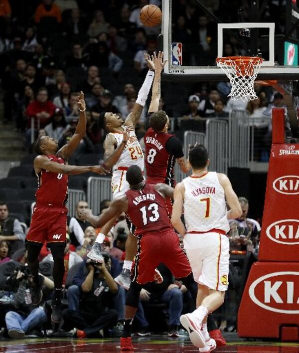  Hawks guard Kent Bazemore scores over Tyler Johnson. (AP Photo)