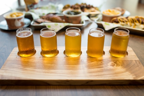  Terrapin Taproom beer flight with (from left to right) Terrapin Hopsecutioner, Recreational Ale, Maggie’s Peach, HI-5, and Chopsecutioner. Photo credit-Mia Yakel.