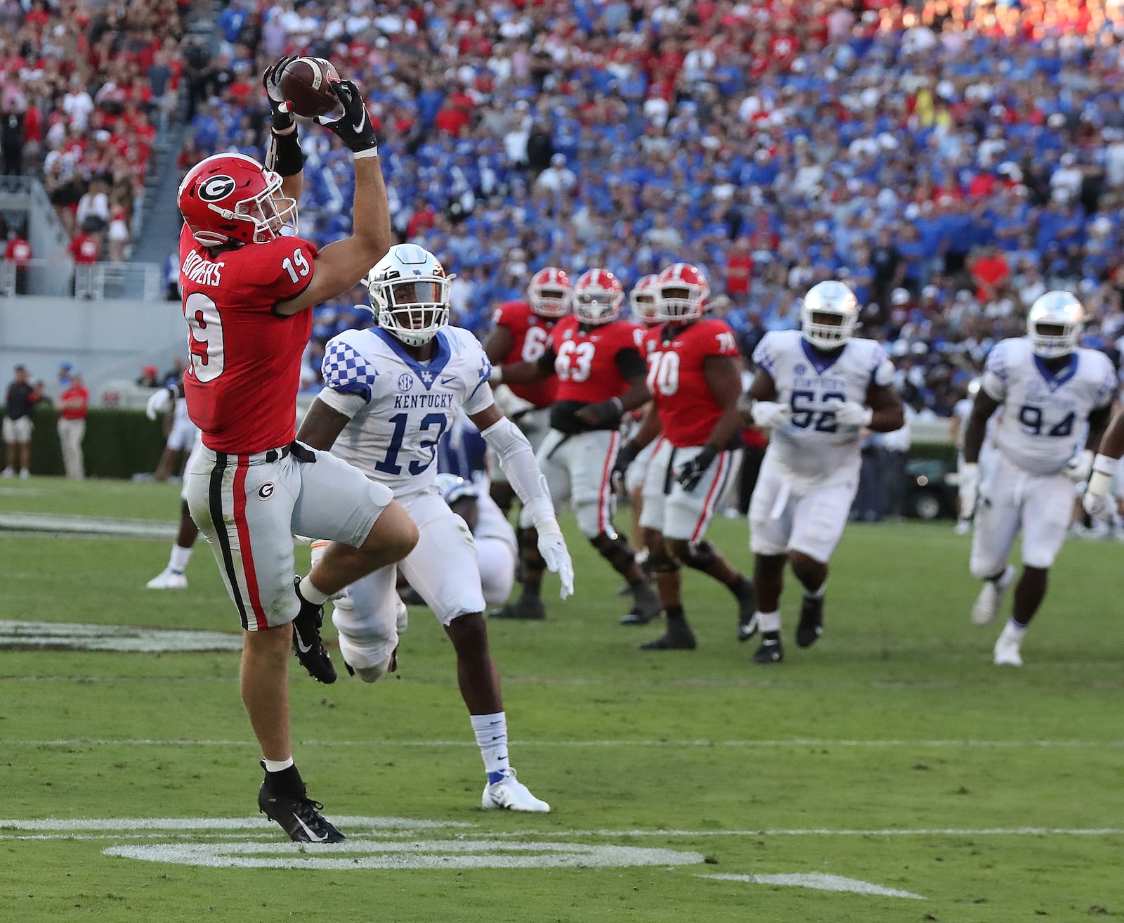 Georgia tight end Brock Bowers catches a touchdown pass from Stetson Bennett past Kentucky defender JJ. Weaver to take a 30-7 lead during the 4th quarter in a NCAA college football game on Saturday, Oct. 16, 2021, in Athens.   “Curtis Compton / Curtis.Compton@ajc.com”