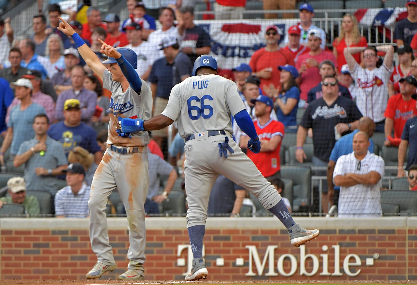 Photos: Braves, Dodgers meet in Game 4 of National League Division Series