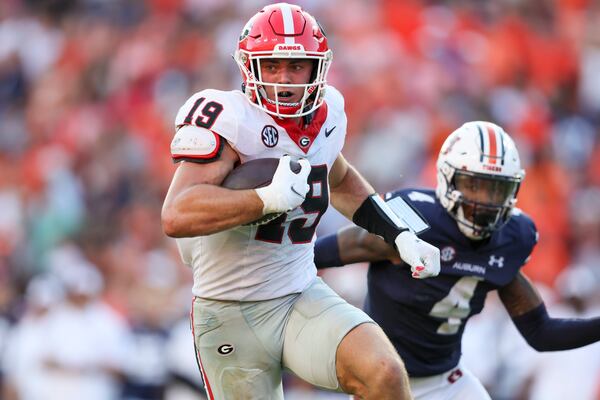 Georgia tight end Brock Bowers (19) breaks Auburn tackles for a 40-yard touchdown reception for the go-ahead score during the fourth quarter at Jordan-Hare Stadium, Saturday, September 30, 2023, in Auburn, Al. Georgia won 27-20. Bowers had eight catches for 157 yards and one touchdown. (Jason Getz / Jason.Getz@ajc.com)