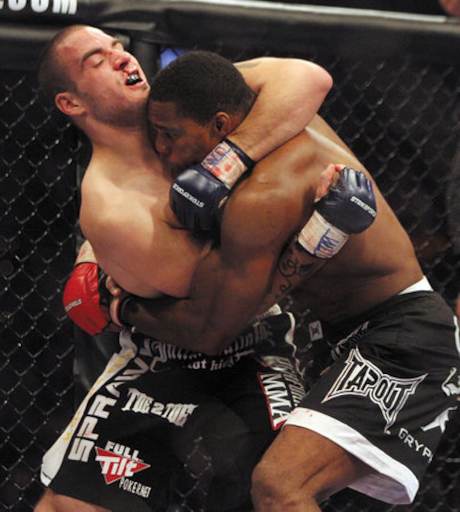 Herschel Walker wins MMA debut