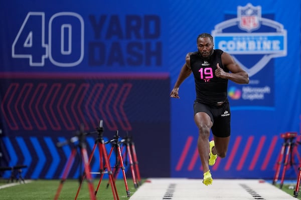 South Carolina tight end Joshua Simon runs the 40-yard dash at the NFL football scouting combine in Indianapolis, Friday, Jan. 28, 2025. (AP Photo/George Walker IV)