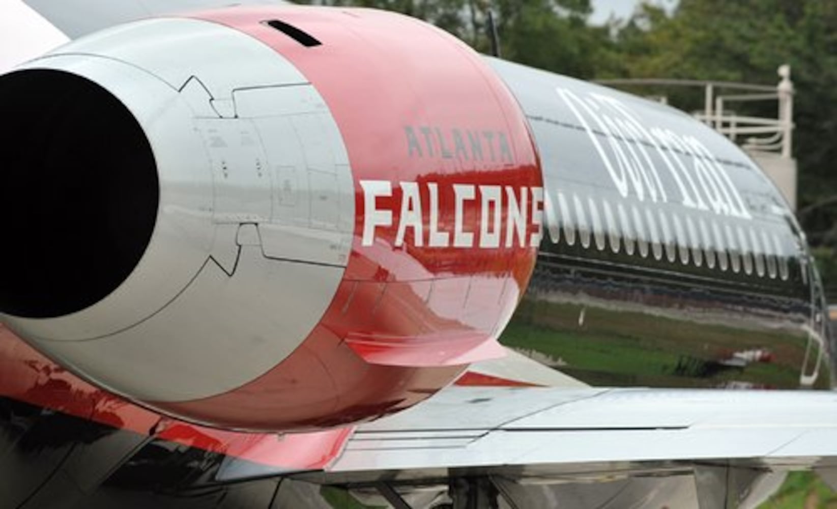 Airtran debuts Falcons-theme airplane