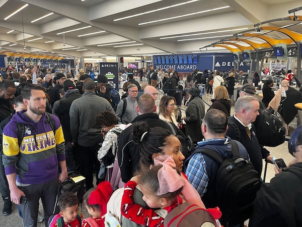 Travelers lined up at Hartsfield-Jackson International Airport on Saturday, January 11, 2025 to catch flights after hundreds of flight cancellations the previous day.  (Arvin Temkar / AJC)