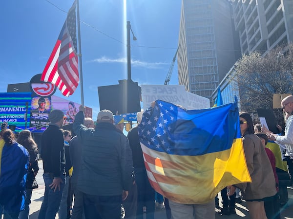 Hundreds of people gathered at Centennial Olympic Park demanding that the U.S. provide more support for Ukraine, days after Zelenskyy's disastrous meeting with Trump. (Ashley Ahn for AJC).