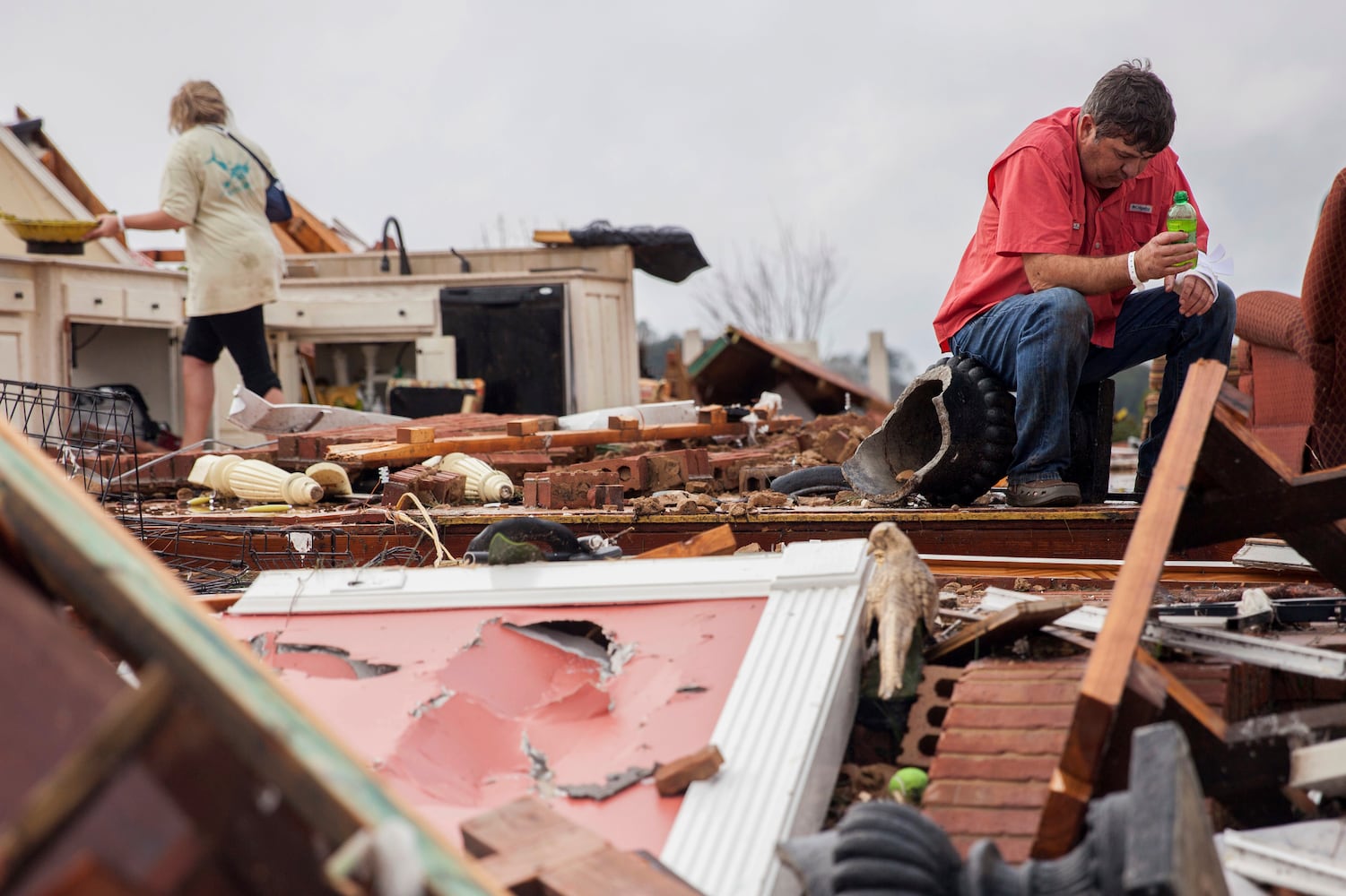 Strong storms  in Georgia cause deaths, devastation