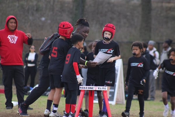 Coach Sean Weatherspoon working with his 7-on-7 team.