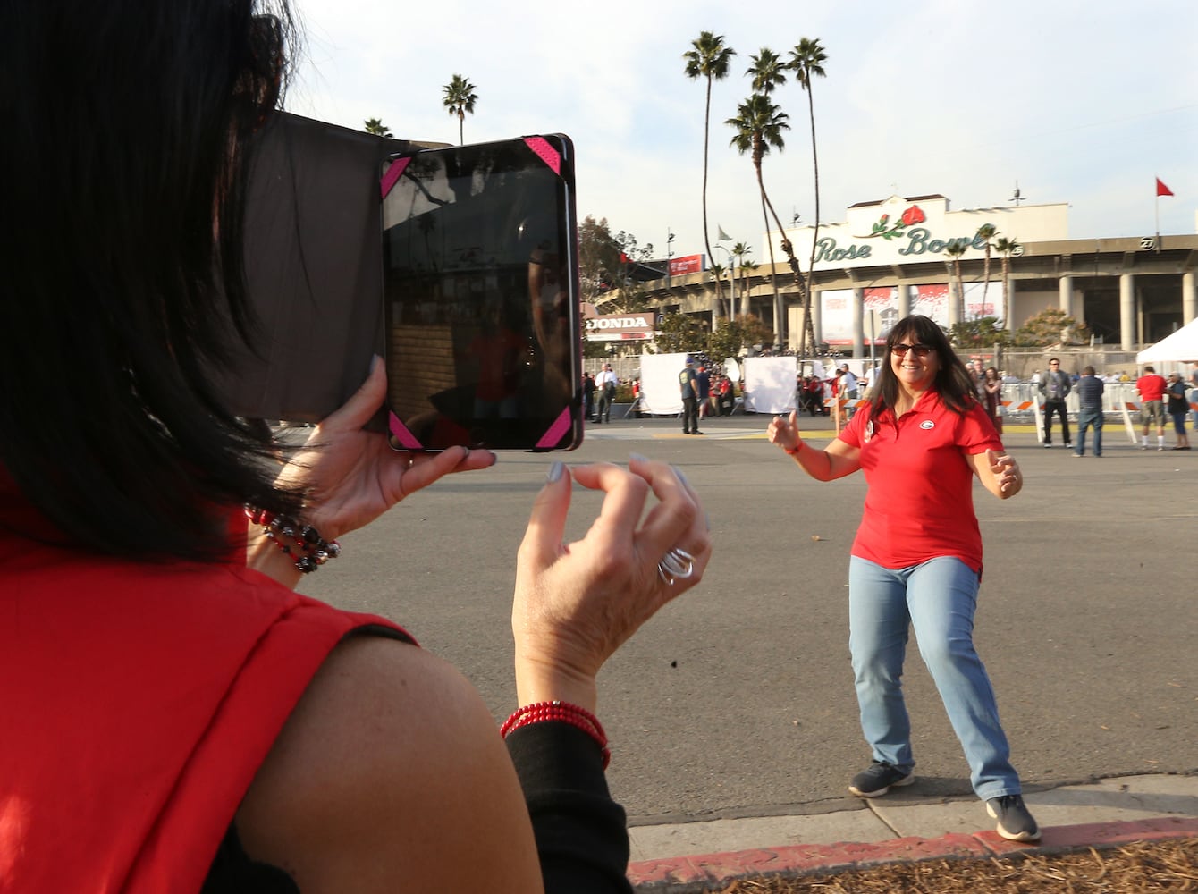 Photos: The scene at the Rose Bowl as Georgia, Oklahoma game nears