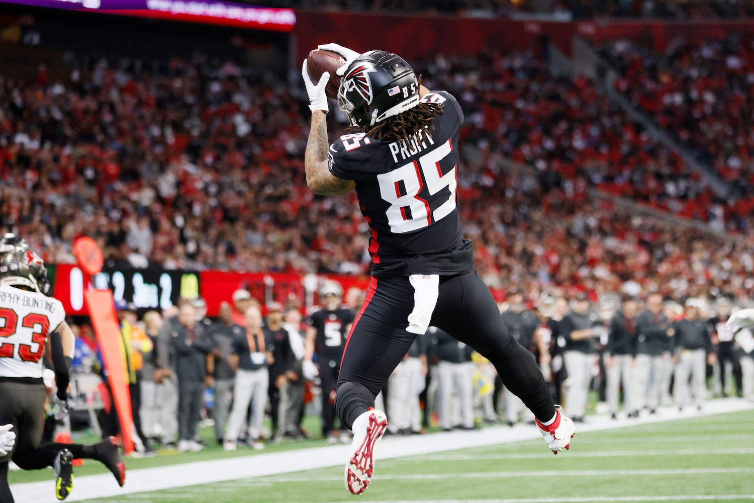 Falcons tight end MyCole Pruitt catches a touchdown during the first quarter Sunday in Atlanta. (Miguel Martinez / miguel.martinezjimenez@ajc.com)