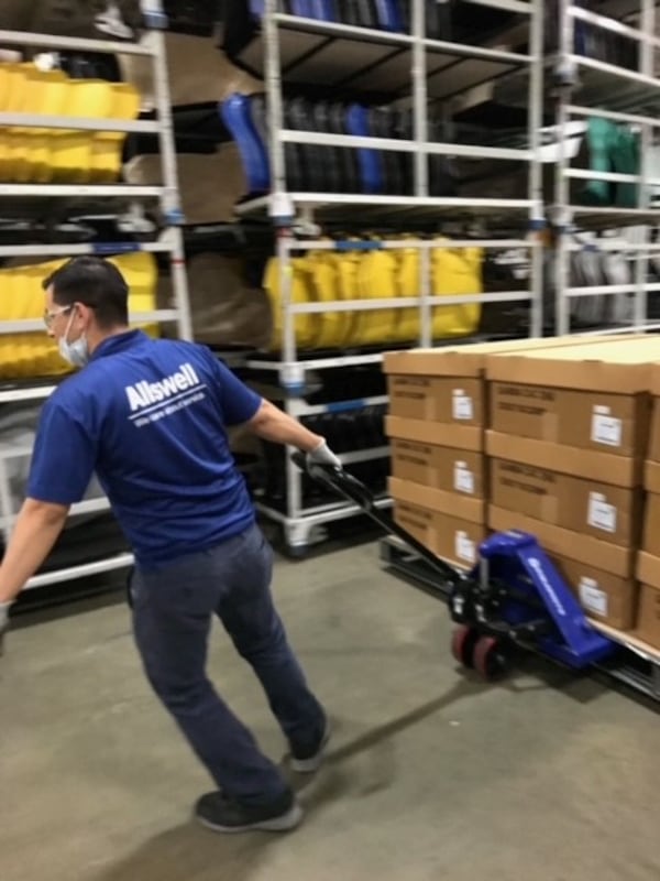 Heber Zapata trabajando en la planta de Hyundai Mobis en West Point, Georgia.