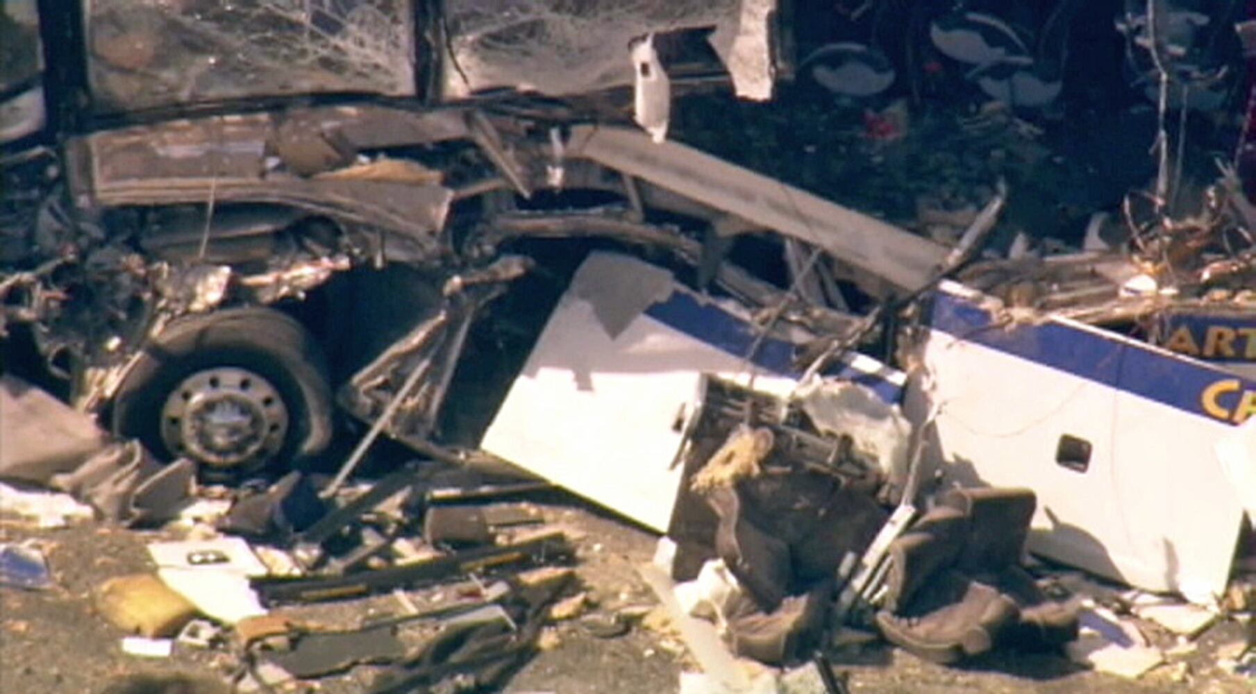 4 dead in crash between Duck vehicle, bus