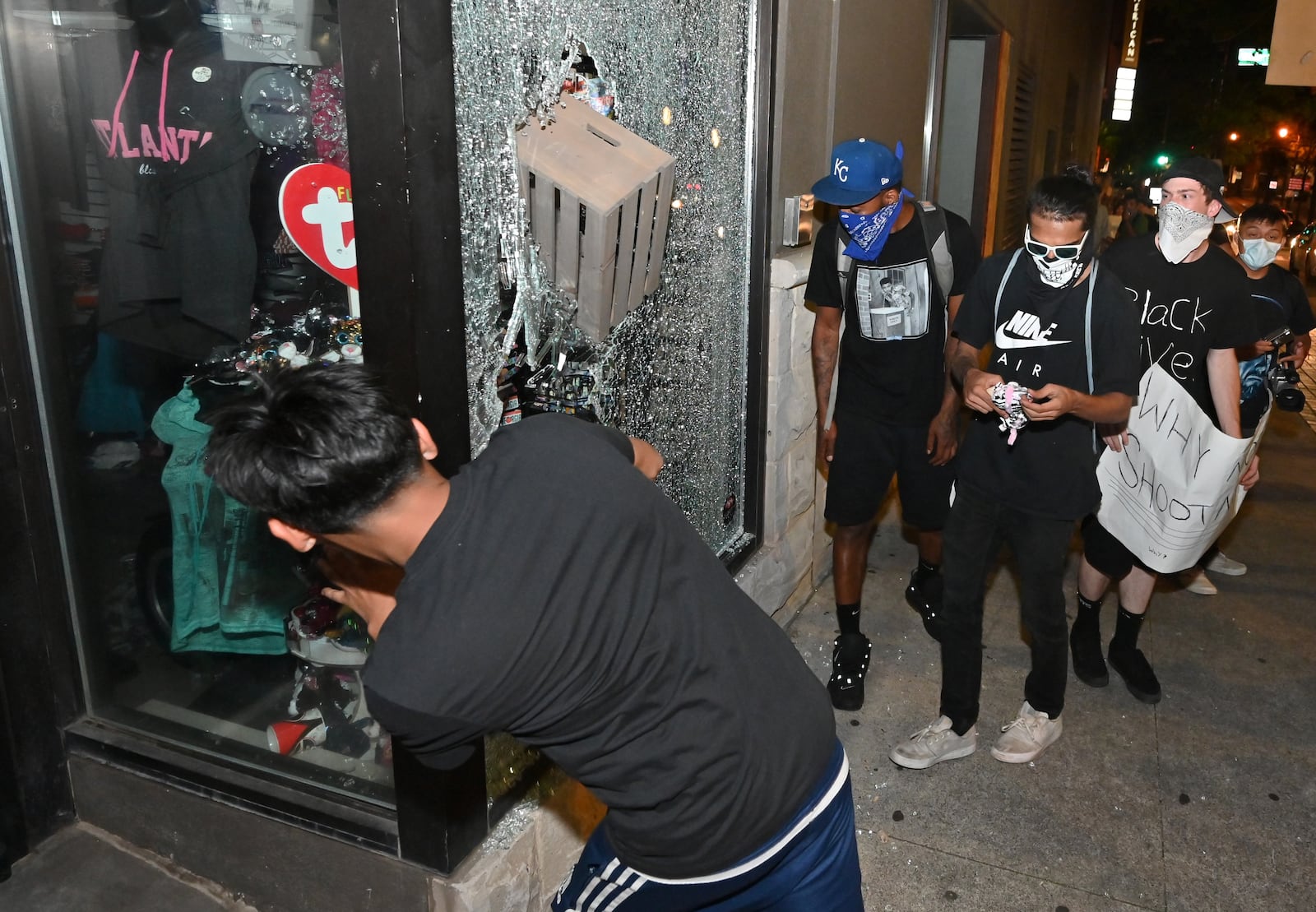 May 30, 2020 Atlanta - People examine the damage to a store that was vandalized in downtown Atlanta on Saturday, May 30, 2020. A second day of protests Saturday began with a crowd outside the Governor's Mansion and grew to include demonstrations in downtown Atlanta. Mayor Keisha Lance Bottoms implemented a curfew for the city following a night of chaotic protests Friday that led to vandalism and looting in parts of downtown Atlanta and Buckhead. (Hyosub Shin / Hyosub.Shin@ajc.com)