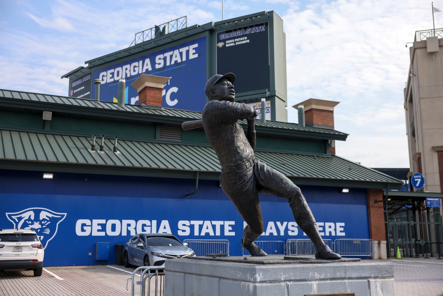 040824 hank aaron statue