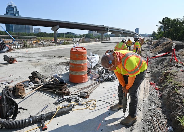 Construction crews work on new bridge to Ashford Dunwoody Road in Sandy Springs on Friday. The work is part of the massive construction project along I-285 at Ga. 400. (Hyosub Shin / Hyosub.Shin@ajc.com)