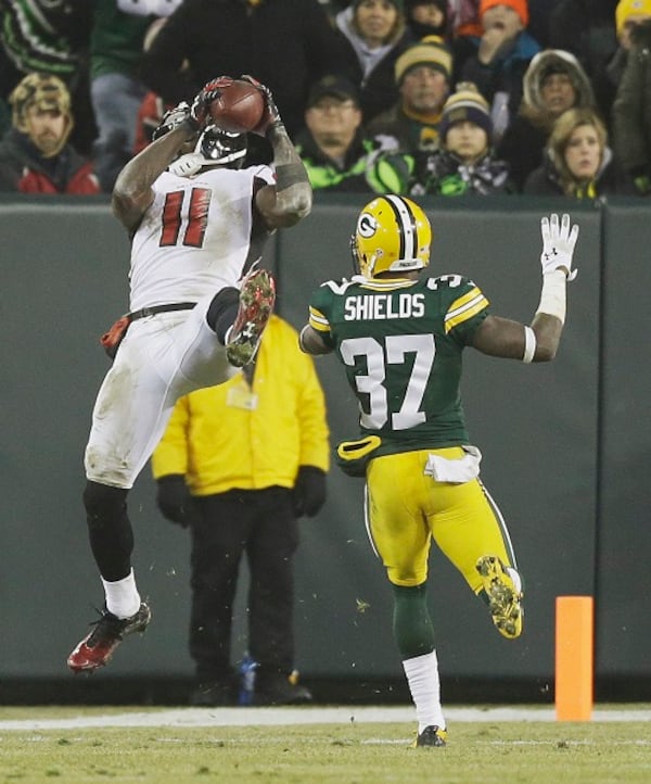 Atlanta Falcons' Julio Jones (11) catches a touchdown pass in front of Green Bay Packers' Sam Shields during the second half of an NFL football game Monday, Dec. 8, 2014, in Green Bay, Wis. (AP Photo/Tom Lynn) Julio Jones catches a touchdown pass. (Tom Lynn/AP photo)