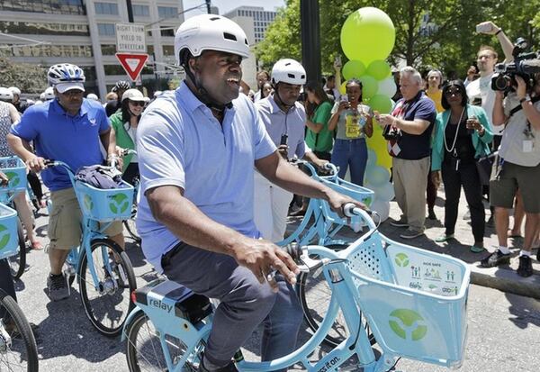 Hizzoner (Atlanta’s then-mayor Kasim Reed) leads a pack of Relay riders. Photo by Bob Andres / AJC file