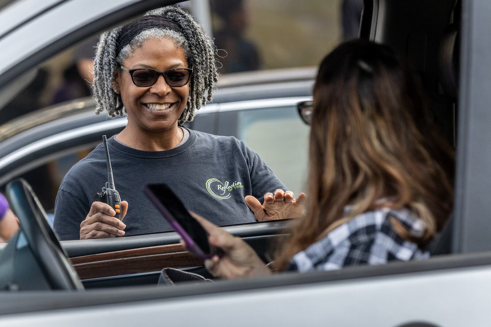 Aletia Guinn talks with the motorists as they get in line during the Reflections of Trinity weekly food distribution in Powder Springs on Saturday, Nov. 12, 2022. (Photo: Steve Schaefer / steve.schaefer@ajc.com)