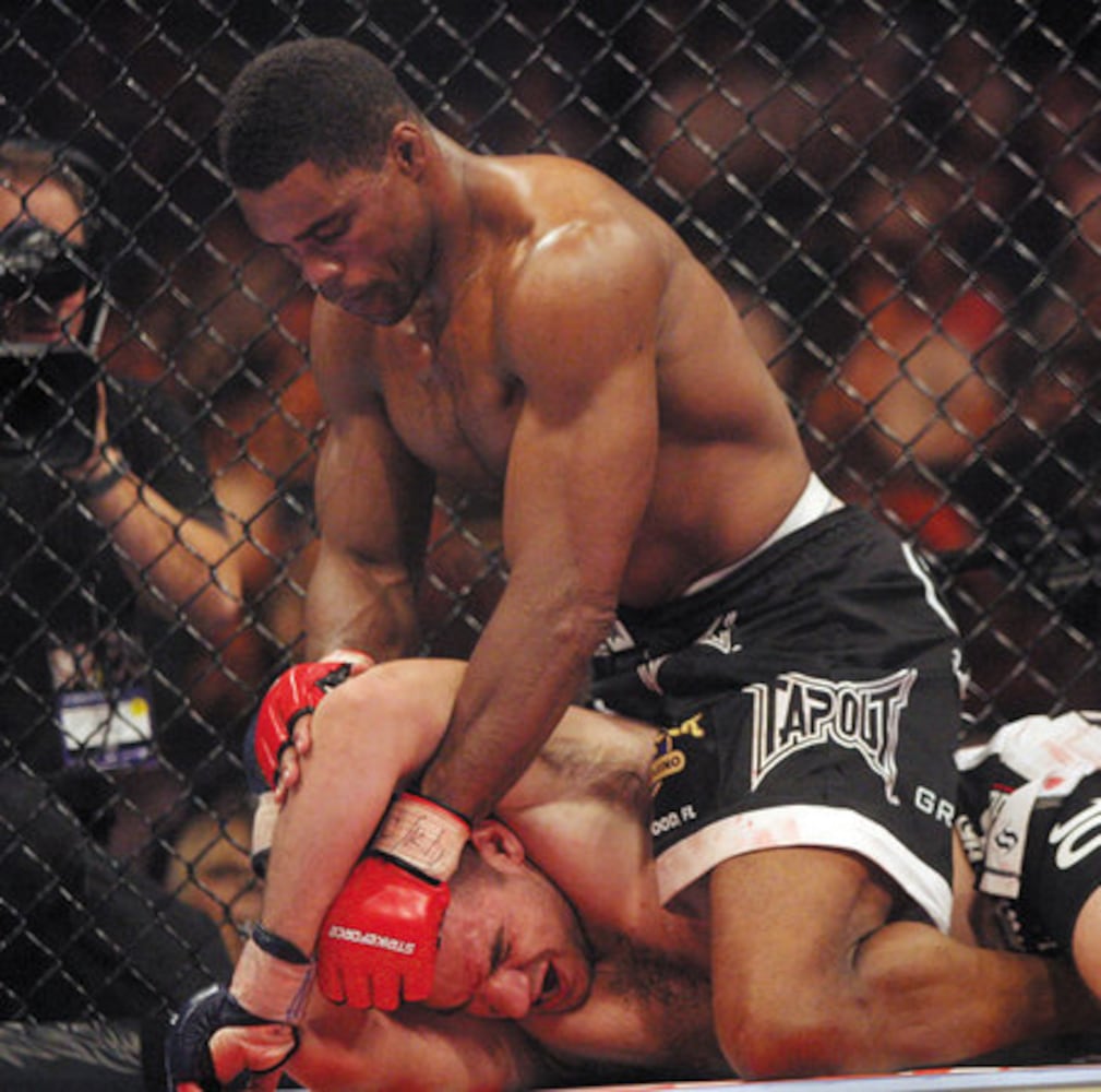 Herschel Walker wins MMA debut