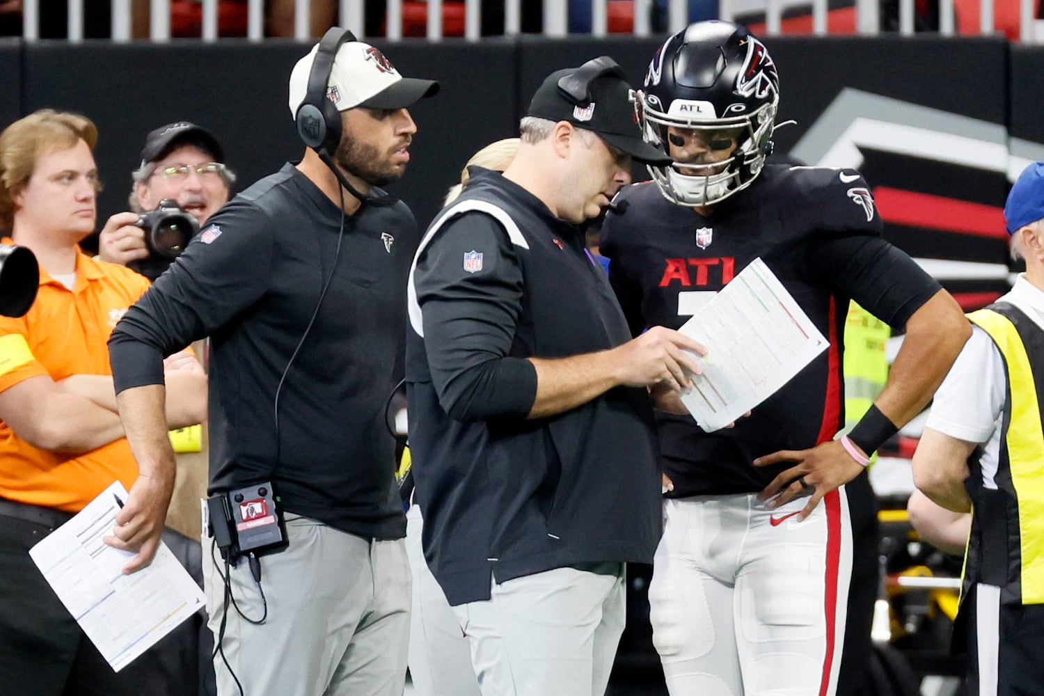 Falcons coach Arthur Smiths speaks with quarterback Marcus Mariota as Falcons offensive coordinator Dave Ragone watches Sunday at Mercedes-Benz Stadium. (Miguel Martinez / miguel.martinezjimenez@ajc.com)


