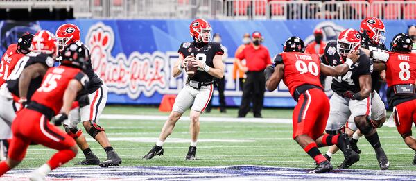 Georgia quarterback JT Daniels (18) prepares to unleash a pass against Cincinnati in the Chick-fil-A Peach Bowl Friday, Jan. 1, 2021, at the Mercedes-Benz Stadium in Atlanta. (Photo by Tony Walsh/UGA Athletics)