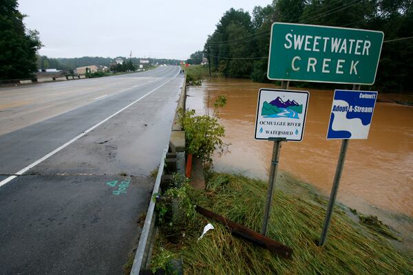 090922 Lawrenceville -- The swollen Sweetwater Creek closed Hwy 29 in Lawrenceville Tuesday, September 22, 2009. More rain is likely and a flood watch remains in effect through Tuesday night. As day began to break Tuesday morning, the weather service's Web site showed a line of storms over north Georgia from Dalton to Gainesville -- but not metro Atlanta.
Vino Wong, vwong@ajc.com