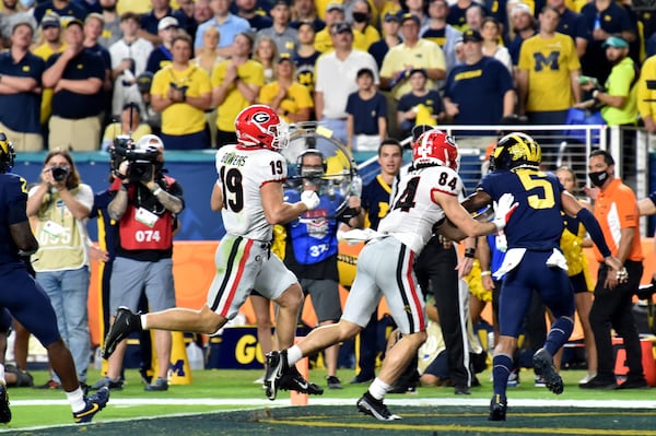 Georgia Bulldogs tight end Brock Bowers (19) scores a 9-yard touchdown pass from quarterback Stetson Bennett (not pictured) in the first quarter against the Michigan Wolverines during the 2021 College Football Playoff Semifinal at the Orange Bowl at Hard Rock Stadium, Friday, in Miami Gardens, Fl. (Hyosub Shin / Hyosub.Shin@ajc.com)