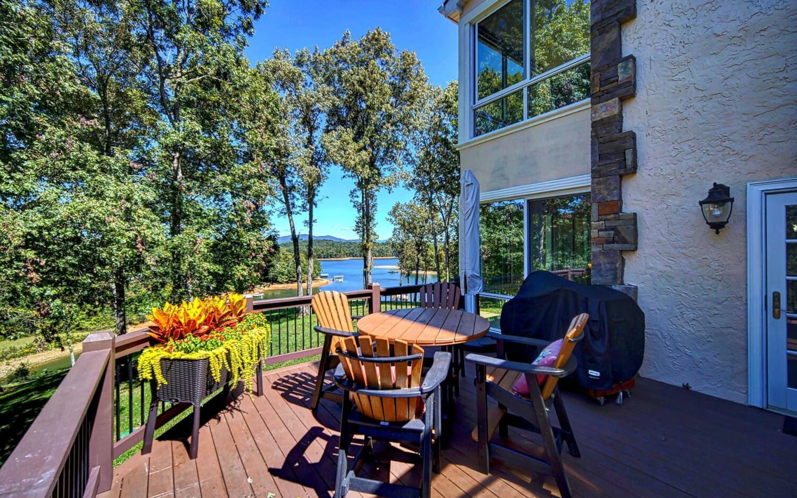 5.4M lakefront estate in the North Georgia mountains