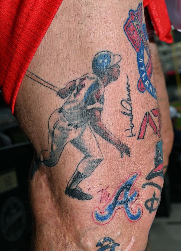 Steve Disney shows off his Hank Aaron tattoo. (Hyosub Shin / Hyosub.Shin@ajc.com)