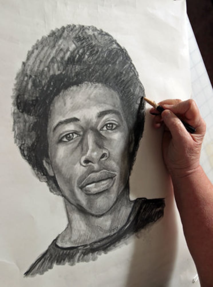 Sketch artist helps solve crimes with her drawings