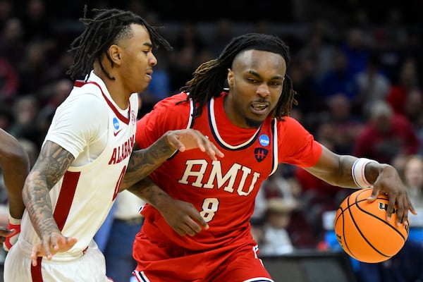 Alabama guard Labaron Philon, left, against Robert Morris guard Kam Woods (8) in the first half in the first round of the NCAA college basketball tournament, Friday, March 21, 2025, in Cleveland. (AP Photo/David Richard)