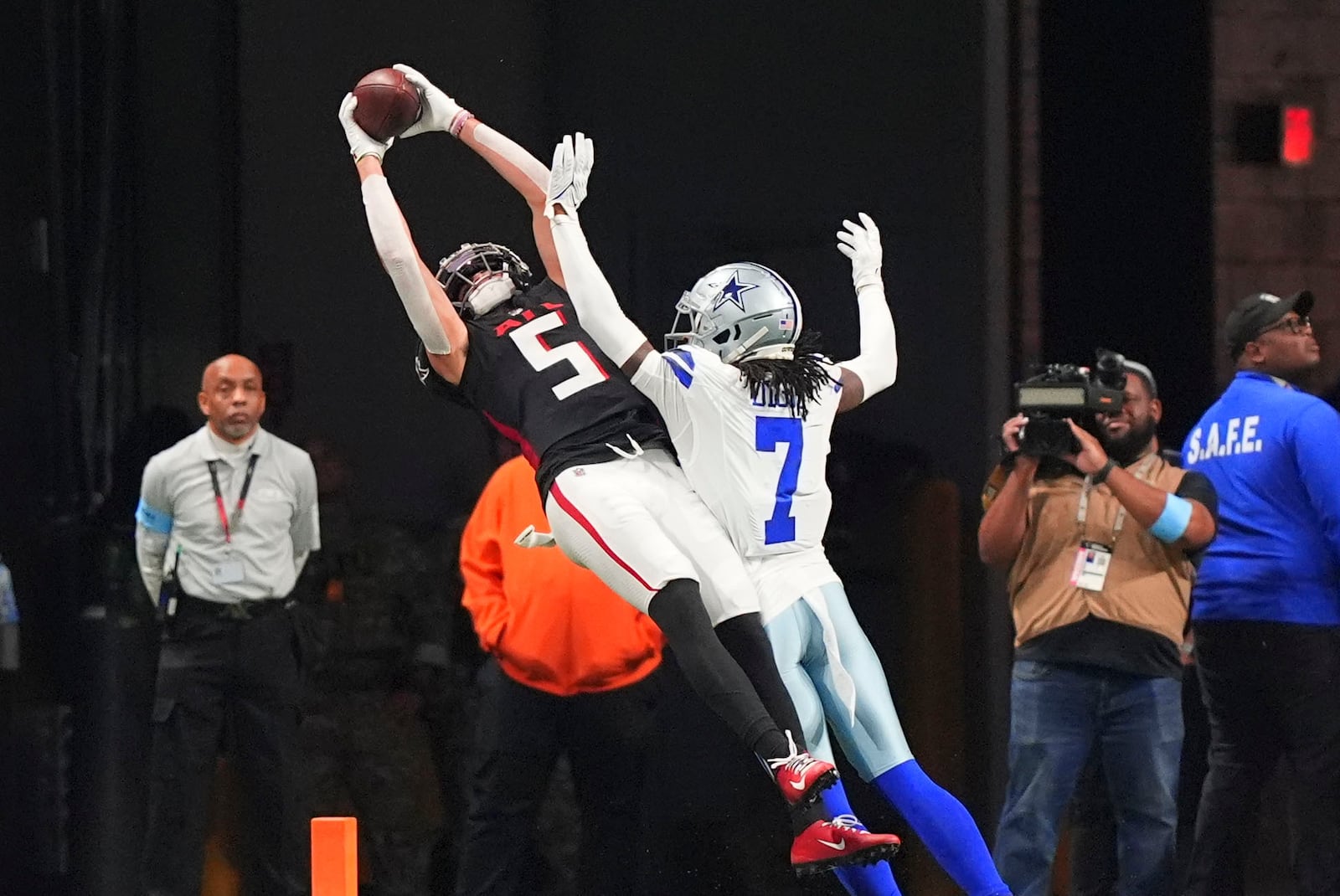 Atlanta Falcons wide receiver Drake London (5) pulls in a touchdown reception against Dallas Cowboys cornerback Trevon Diggs (7) during the first half of an NFL football game, Sunday, Nov. 3, 2024, in Atlanta. (AP Photo/ Brynn Anderson)