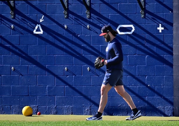 Atlanta Braves starting pitcher Ian Anderson prepares to start his workout during Braves spring training at CoolToday Park, Thursday, Feb. 16, 2023, in North Port, Fla.. (Hyosub Shin / Hyosub.Shin@ajc.com)