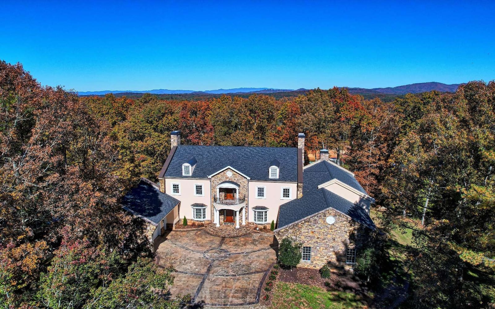 5.4M lakefront estate in the North Georgia mountains