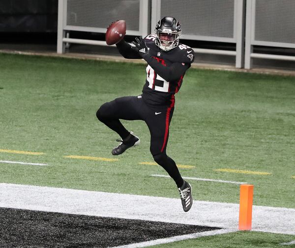 Falcons linebacker Deion Jones intercepts Las Vegas Raiders quarterback Derek Carr and returns it for a touchdown to give the Falcons a 23-3 lead during the third quarter Sunday, Nov. 29, 2020, at Mercedes-Benz Stadium in Atlanta. (Curtis Compton / Curtis.Compton@ajc.com)