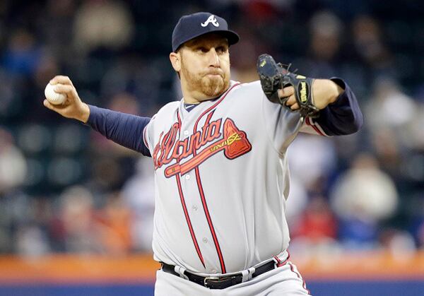 Aaron Harang, abridor de los Bravos de Atlanta, realiza un lanzamiento al plato en el primer inning del juego ante los Mets de Nueva York, el viernes 18 de abril de 2014, en Nueva York. Los Bravos blanquearon 6-0 a los Mets. (Foto AP/Frank Franklin II) Aaron Harang took a no-hitter into the seventh inning of his first start as a Brave, in the third game of the season at Milwaukee. Tonight he has a rematch with the Brewers and Matt Garza, who also took a no-no to the seventh inning of that 1-0 Braves win.