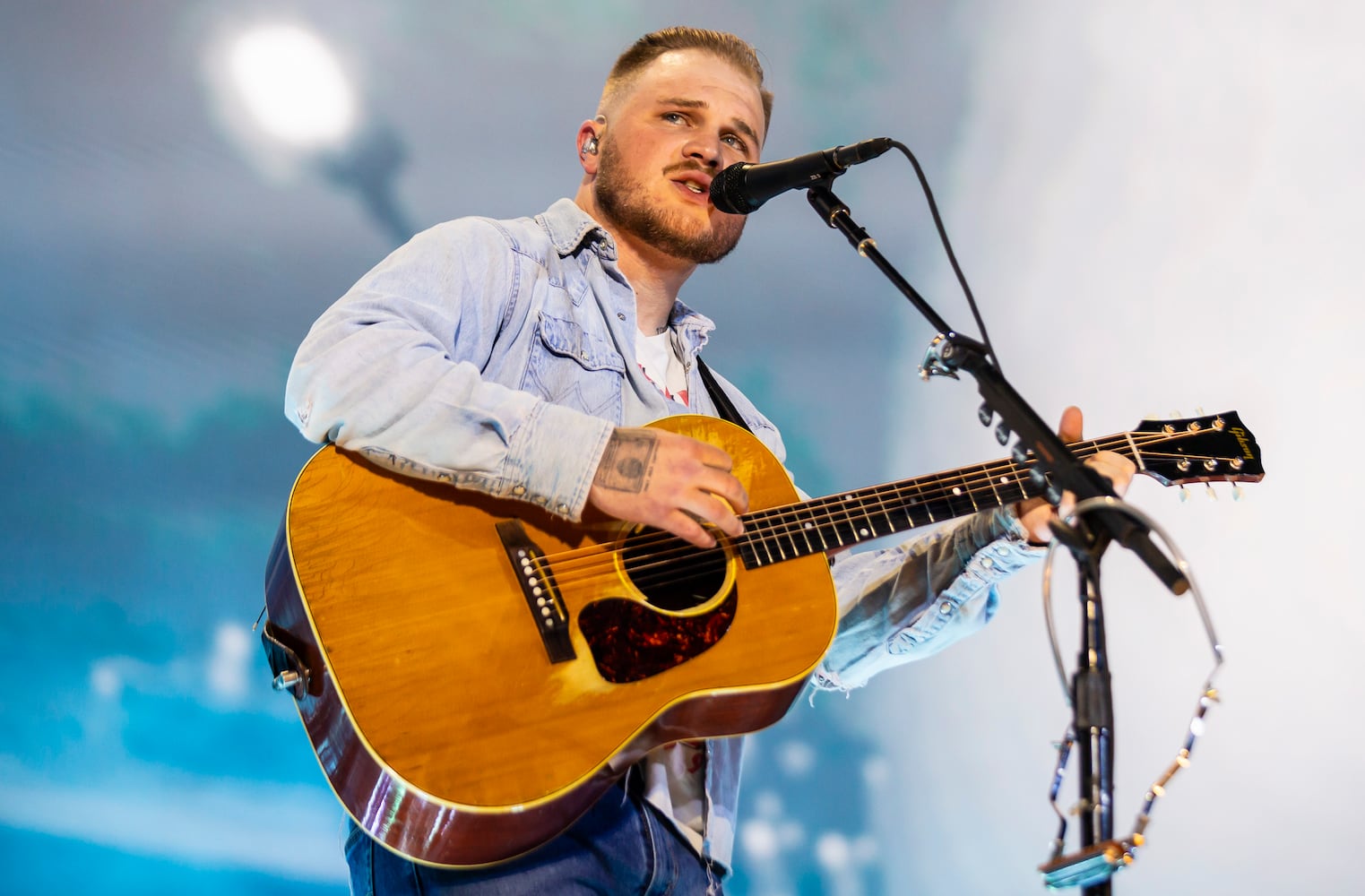 Atlanta, Ga: Zach Bryan played to a sold-out crowd of cowboy hat-clad fans who sang along with every word. Photo taken Saturday August 10, 2024 at Mercedes Benz Sadium. (RYAN FLEISHER FOR THE ATLANTA JOURNAL-CONSTITUTION)