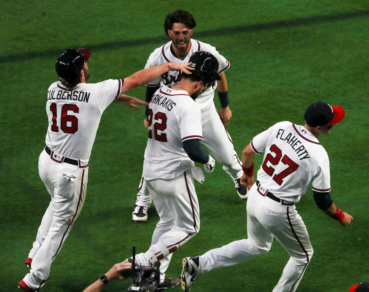 Photos: Markakis gives Braves a walkoff win over the Phillies