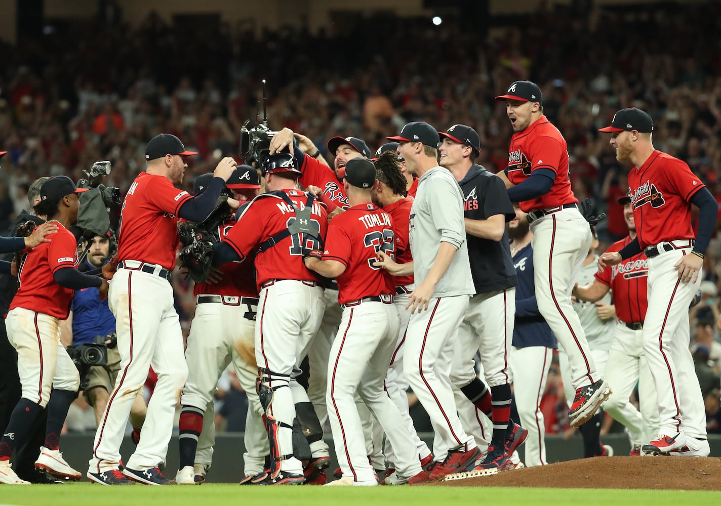 Photos: Braves beat Giants, win East title