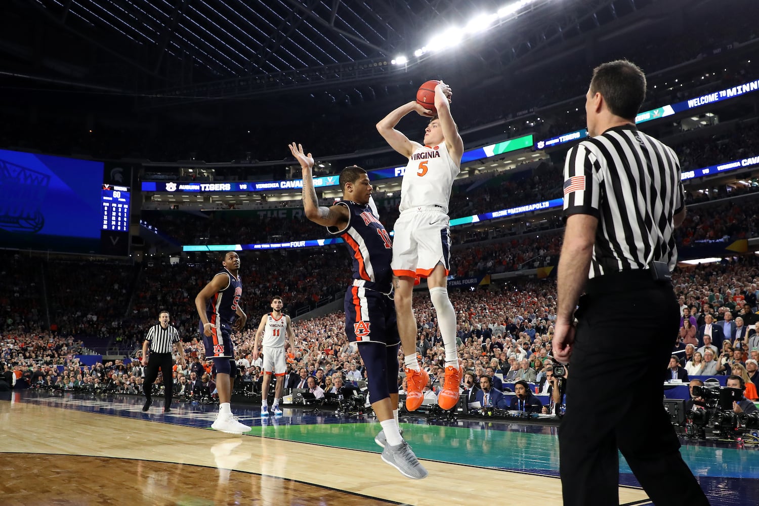 Photos: Did Auburn foul Virginia’s Kyle Guy?