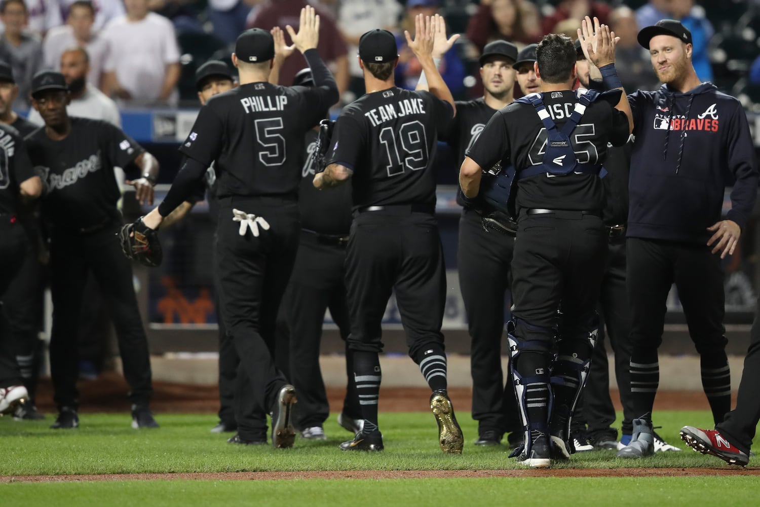 Photos: Braves have back-to-back wins in black uniforms