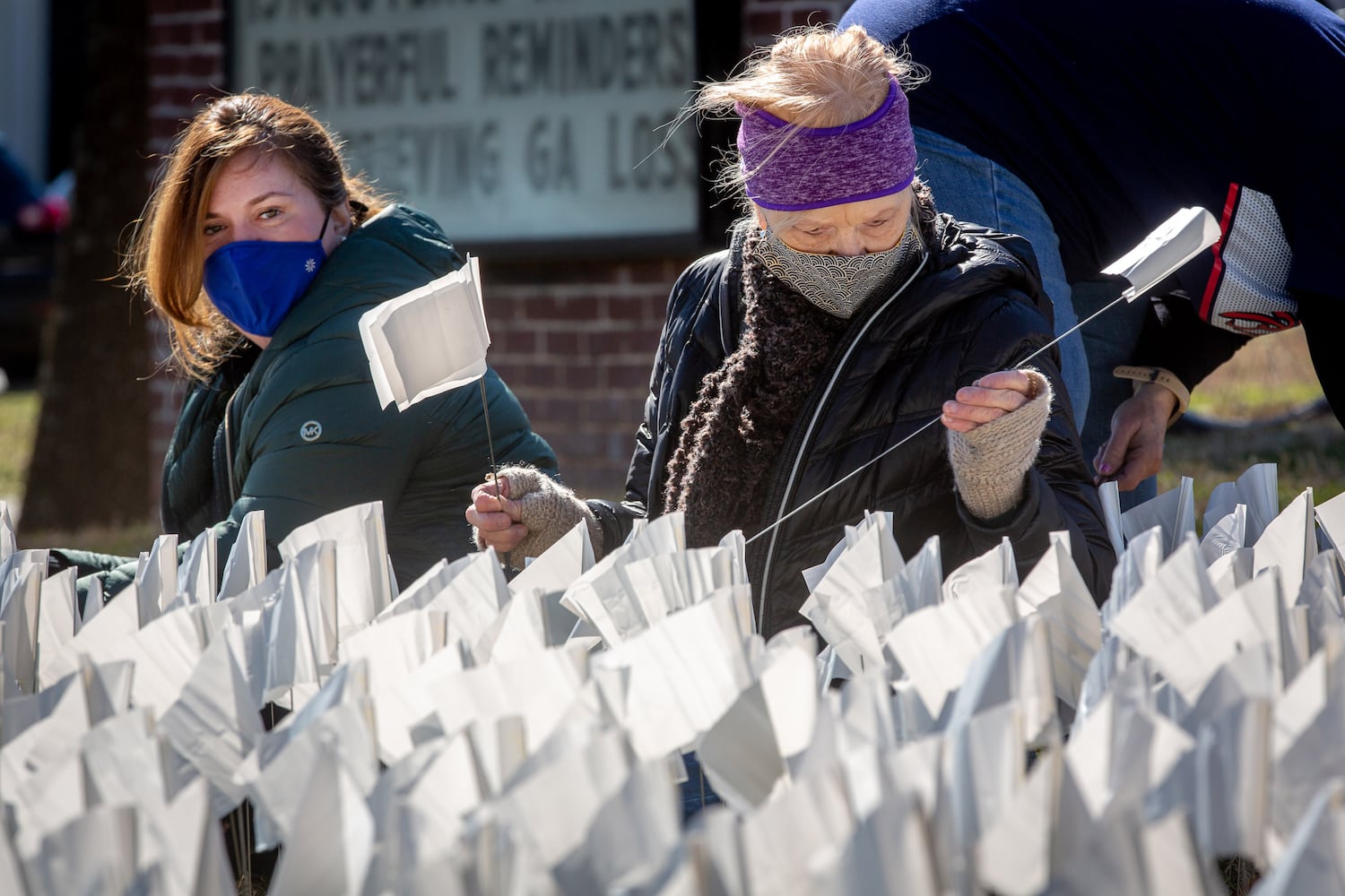 Decatur volunteers planting 15,000 (or 16,000)