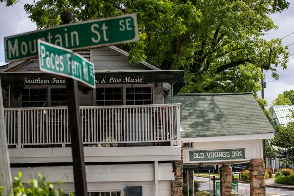 05/05/2021 — Vinings, Georgia —The exterior of the Old Vinings Inn located in Vinings, Wednesday, May 5, 2021. (Alyssa Pointer / Alyssa.Pointer@ajc.com)