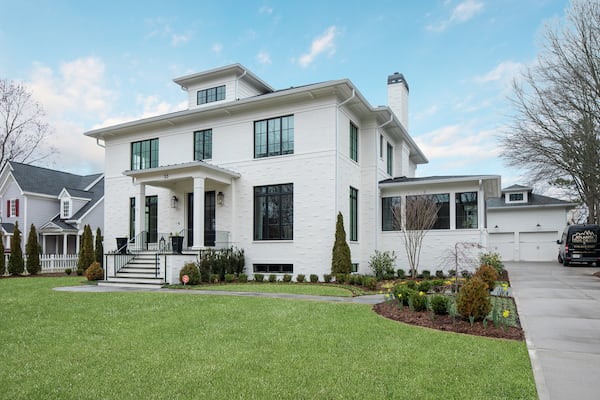 A white home with black window frames doesn't need to scream modern farmhouse. Photo: Courtesy of Tara Fust Design / David Cannon Photography