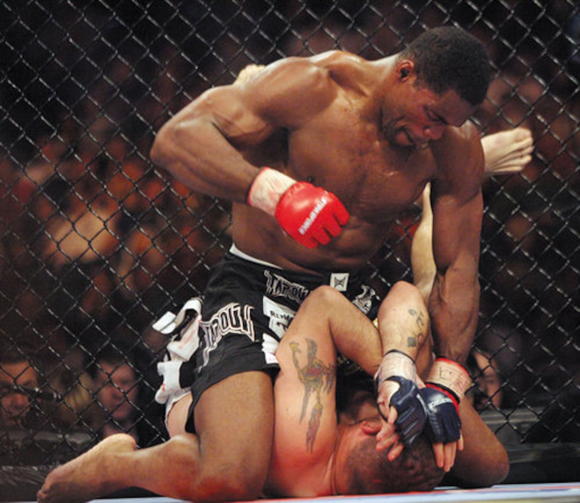 Herschel Walker wins MMA debut