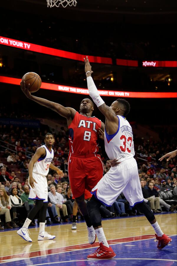 Atlanta Hawks' Shelvin Mack in action during an NBA basketball game against the Philadelphia 76ers, Tuesday, Jan. 13, 2015, in Philadelphia. (AP Photo/Matt Slocum)