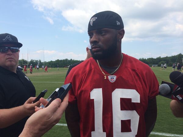 Falcons wide receiver Justin Hardy signed his contract with the team. (D. Orlando Ledbetter/dledbetter@ajc.com)