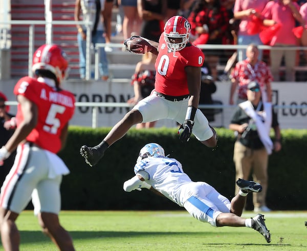 101621 Athens: Georgia tight end Darnell Washington leaps over Kentucky defender DeAndre Square for a first down during the first quarter in a NCAA college football game on Saturday, Oct. 16, 2021, in Athens.   “Curtis Compton / Curtis.Compton@ajc.com”