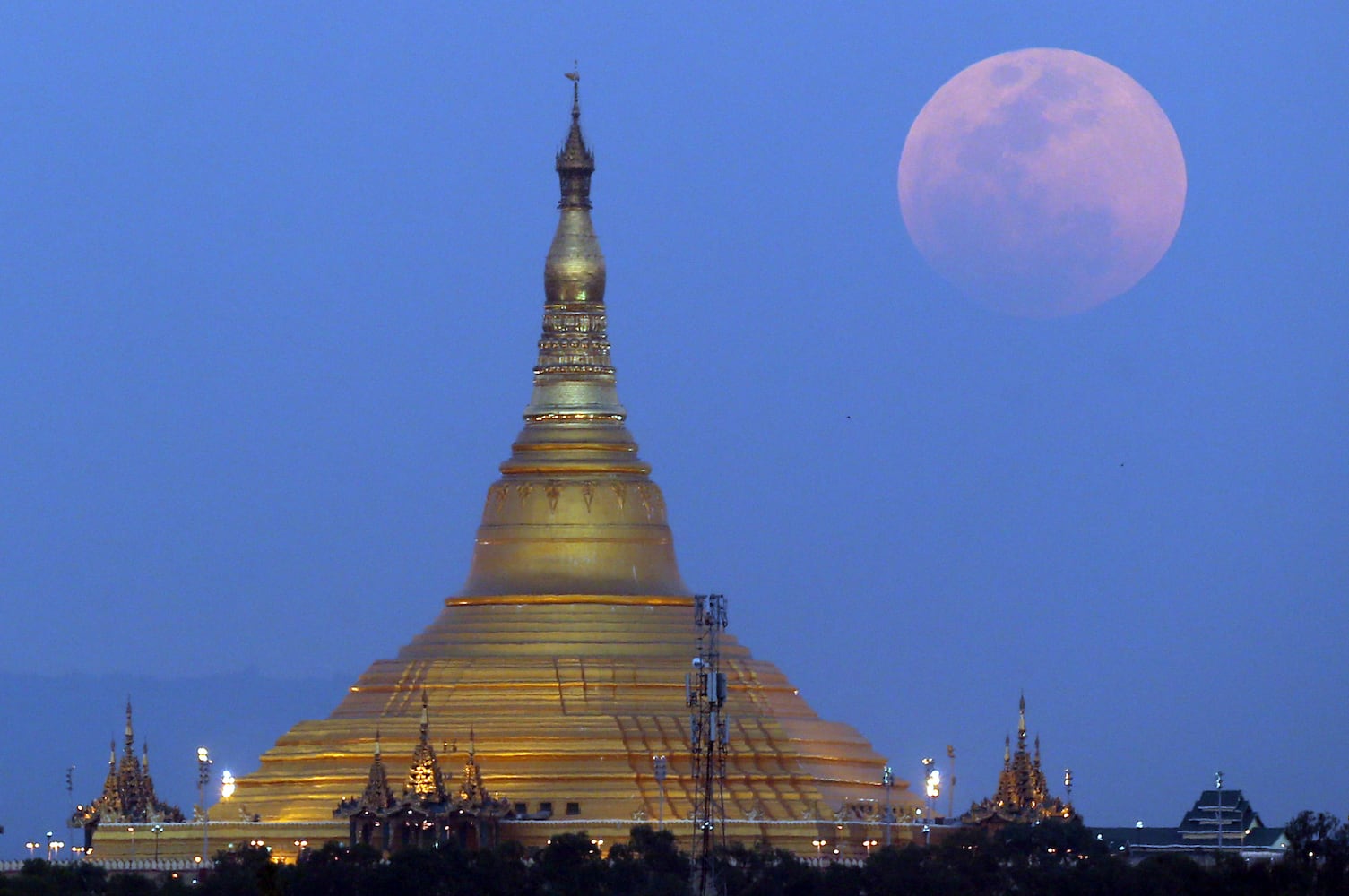 Photos: Super blue blood moon eclipse 2018